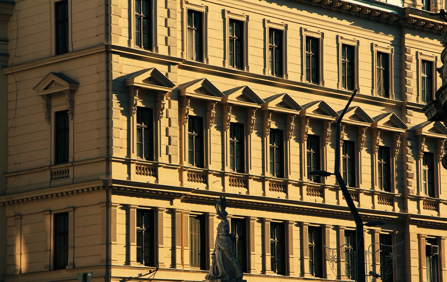 Klasszikus budapesti társasház díszes homlokzata